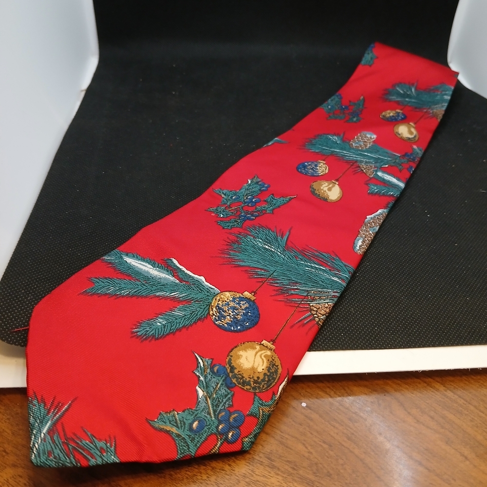 Beautiful VTG Dillard's Christmas Tie.  HANG